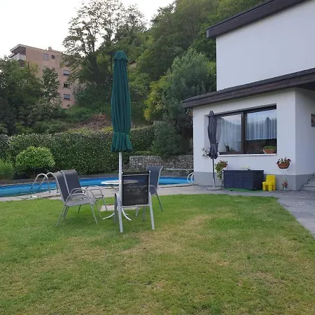 In Bifamiliare Con Piscina *